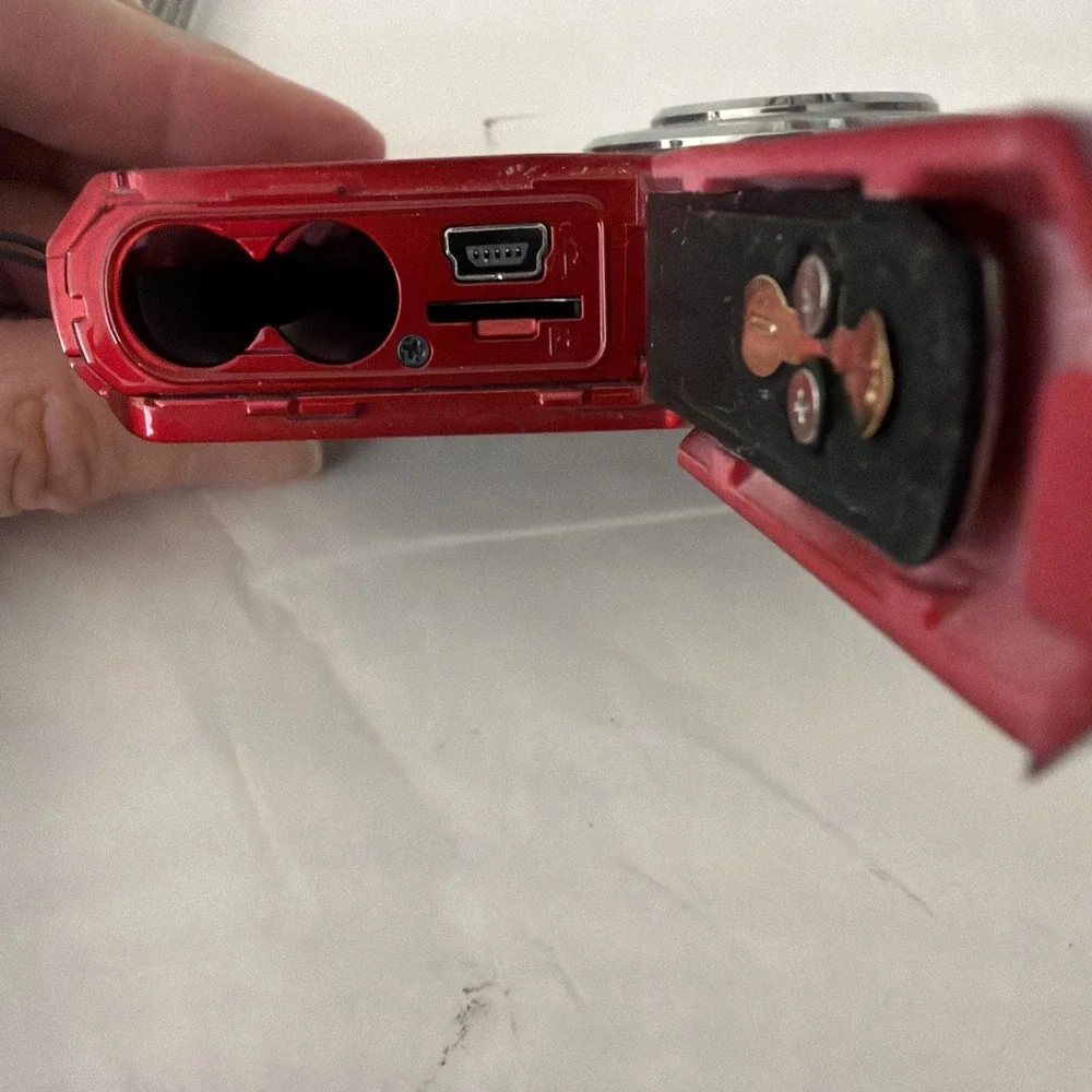 Vivitar ViviCam 8426 Red Digital Waterproof Camera 8.0MP Display / Carrying Case